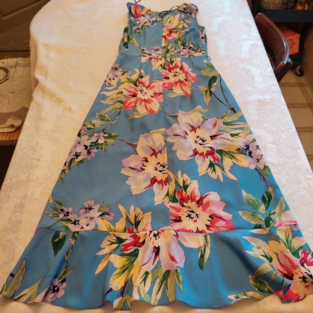 Vince Camuto blue floral faux wrap ruffle dress. Size 8 - Picture 3 of 12